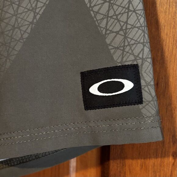 Oakley Performance Board Shorts Gray Yellow Colorblock Men's Size 28 Beach Surf - Picture 3 of 8